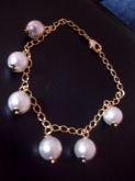 pulseira perola pindurada